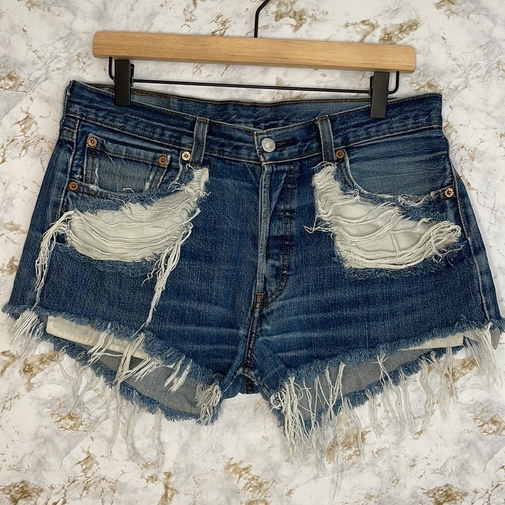 Levi’s 501 Button Up Vintage Distressed Cut Off Shorts l SIZE 33